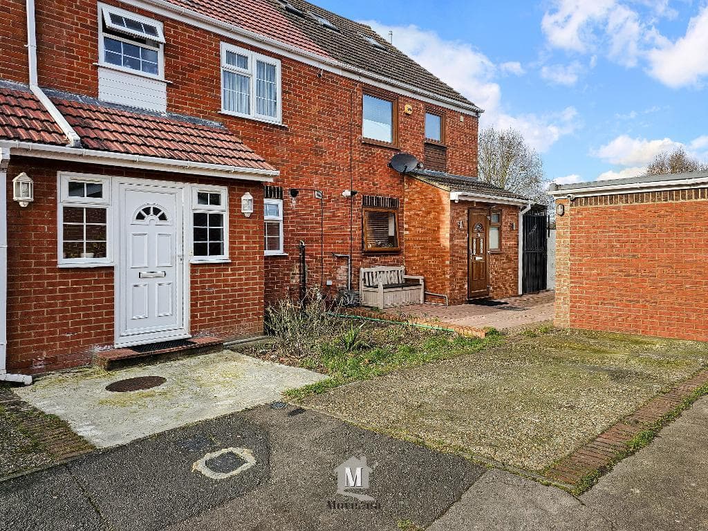 Rochford Gardens, Slough, Buckinghamshire, SL2 5XA