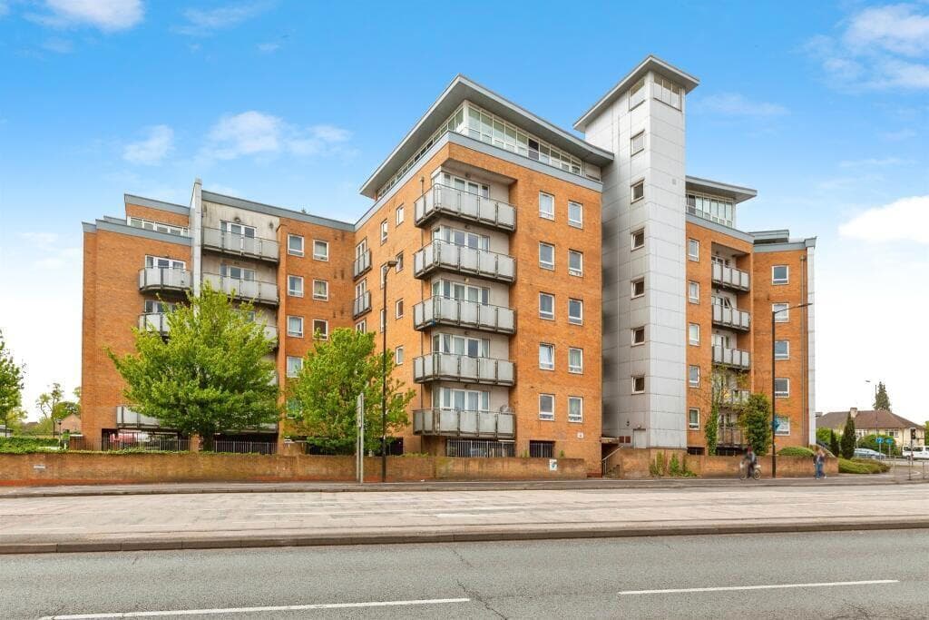 Tuns Lane, Slough, SL1 2WN